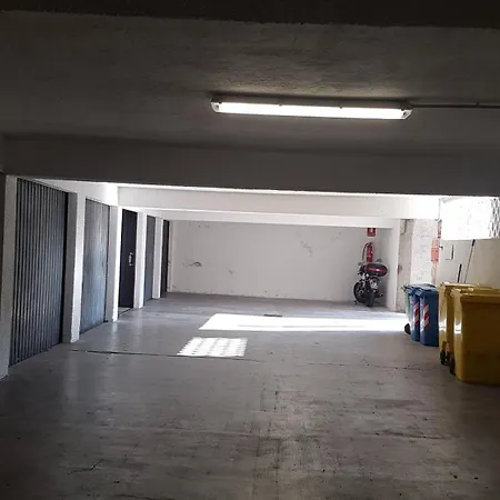 The Family Haven, Semi-central & Large Suite, With Garage! Apartment