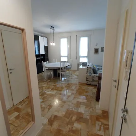 The Family Haven, Semi-central & Large Suite, With Garage! Apartment *