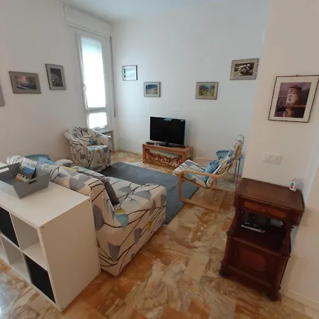 The Family Haven, Semi-central & Large Suite, With Garage! Apartment *
