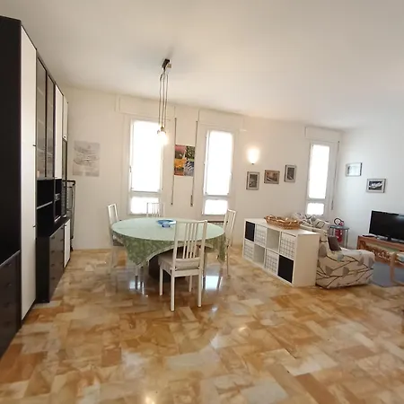 The Family Haven, Semi-central & Large Suite, With Garage! Lecco