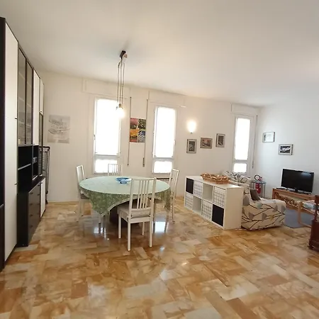 Apartment The Family Haven, Semi-central & Large Suite, With Garage!