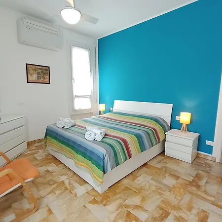 Apartment The Family Haven, Semi-central & Large Suite, With Garage!