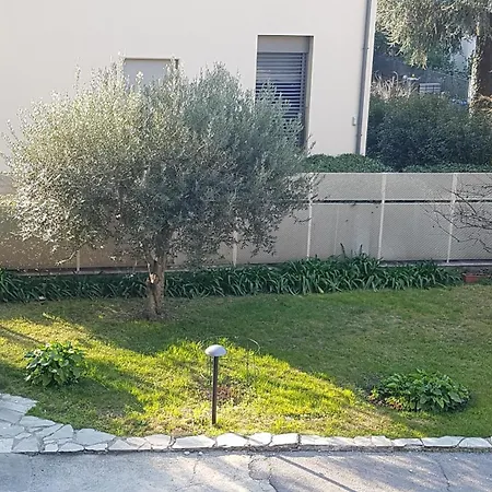 The Family Haven, Semi-central & Large Suite, With Garage! Apartment *