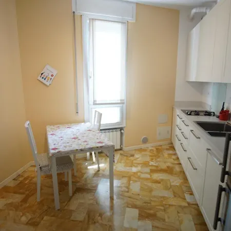 Apartment The Family Haven, Semi-central & Large Suite, With Garage!