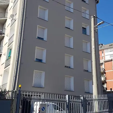 The Family Haven, Semi-central & Large Suite, With Garage! Apartment *