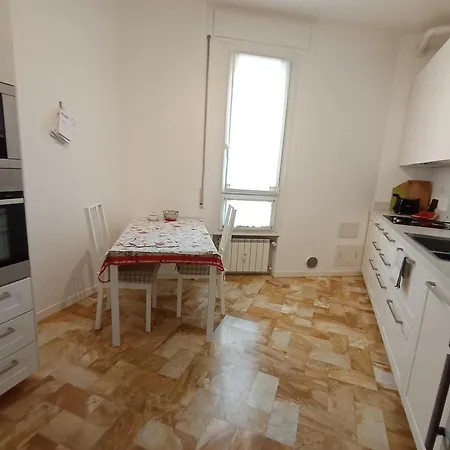 The Family Haven, Semi-central & Large Suite, With Garage! Appartement *